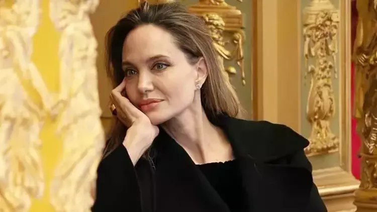 Анджелина Джоли