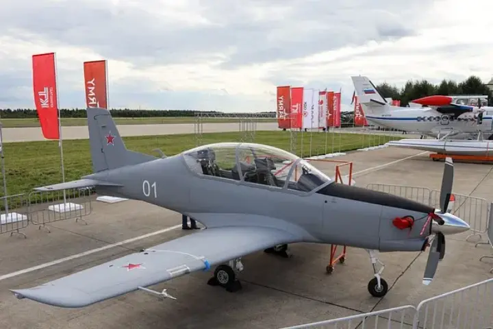 Самолет УТС-800