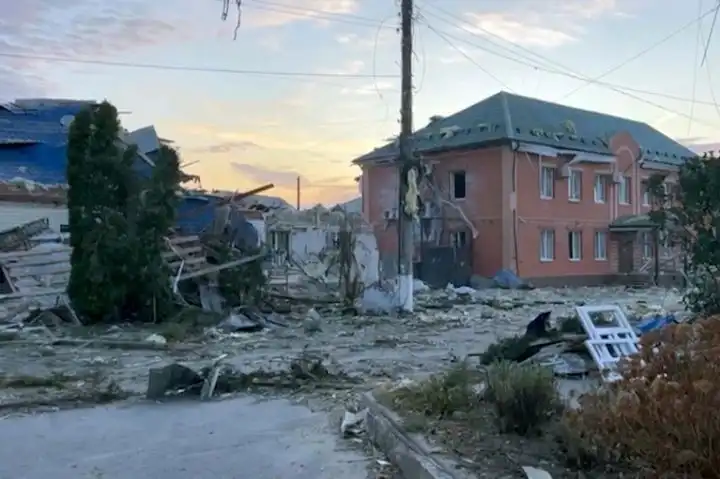 Люди сидели молча