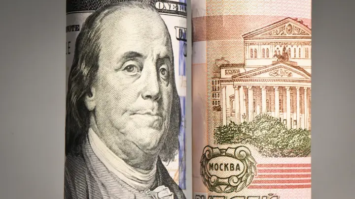 Рубль в числе лидеров