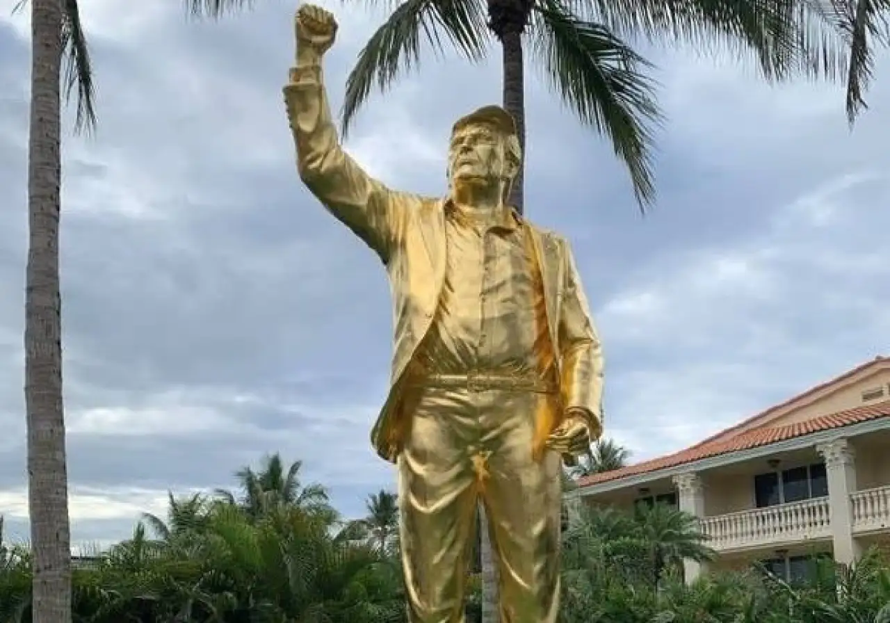 Золотая статуя